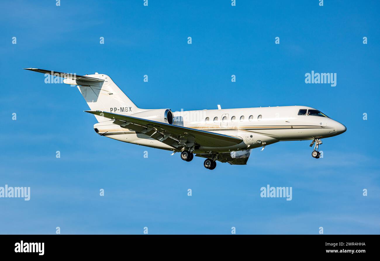 Ein Hawker Beechraft 4000 eines privaten Besitzers befindet sich im Landeanflug auf den Flughafen Zürich. Enregistrement PP-MBX. (Zürich, Schweiz, 11,09 Banque D'Images