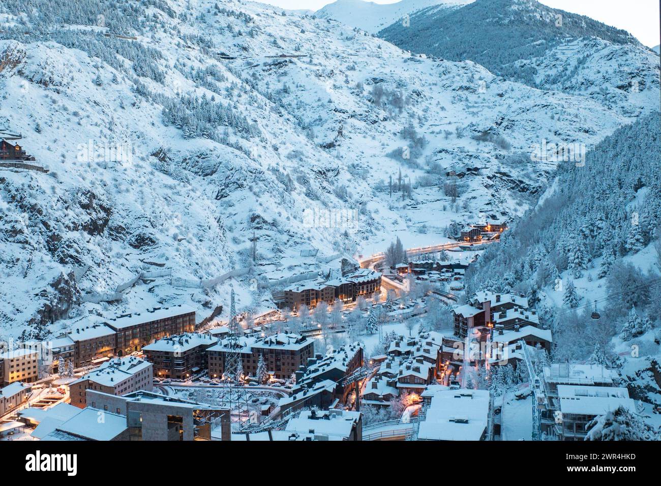 Paysage urbain de la ville touristique de Canillo en Andorre après une forte chute de neige en hiver. Banque D'Images