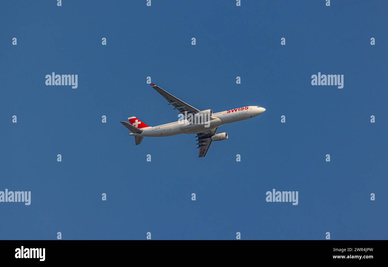 Ein Airbus A330-343X von Swiss International Airlines überfliegt den Flughafen Zürich, nachdem er vom Schweizer Flughafen gestartet ist. Enregistrement Banque D'Images