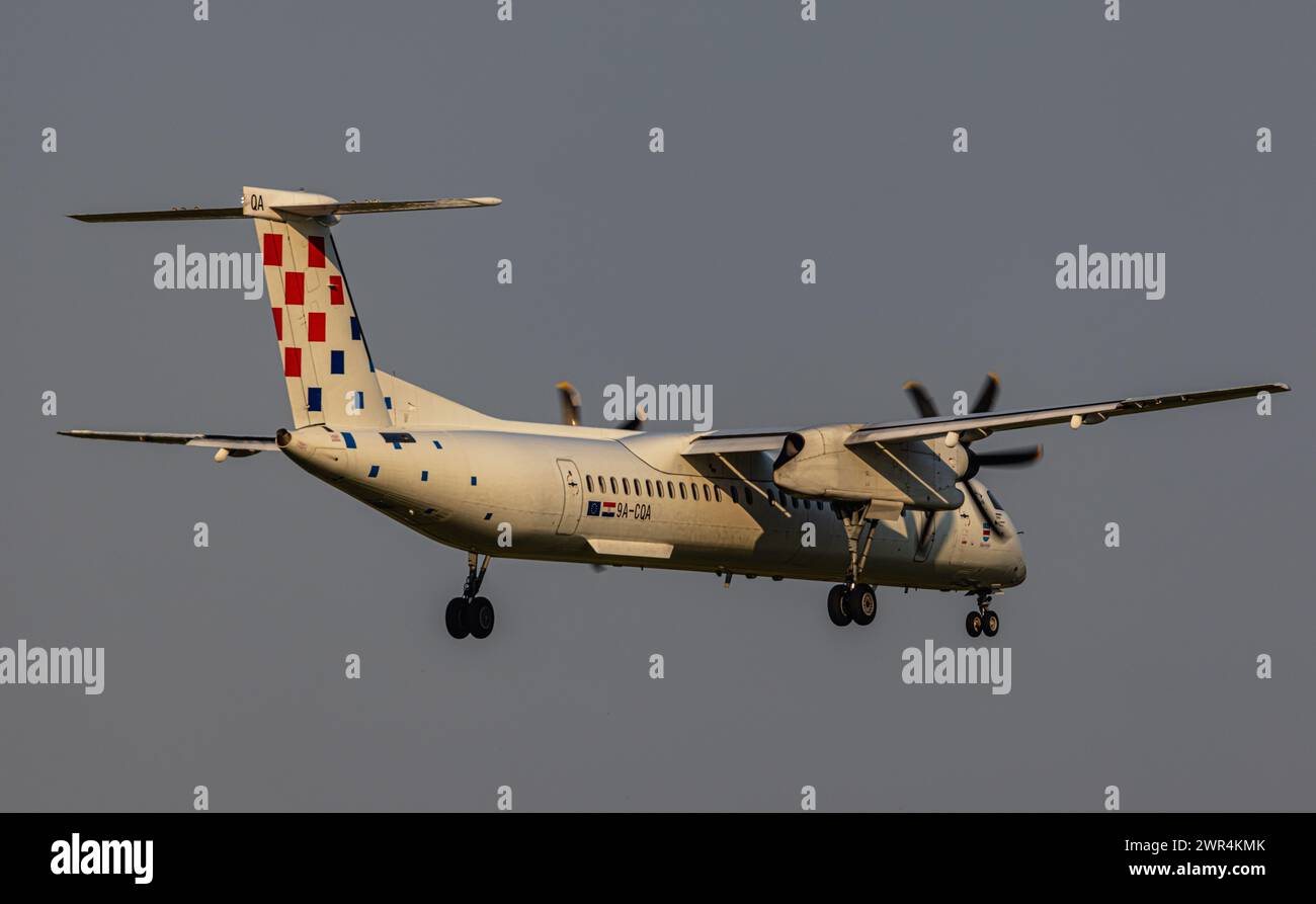 Eine Bombardier Dash 8 Q400 ist im Landeanflug auf den Flughafen Zürich. Enregistrement 9A-CQA. (Zürich, 06.06.2023) Banque D'Images