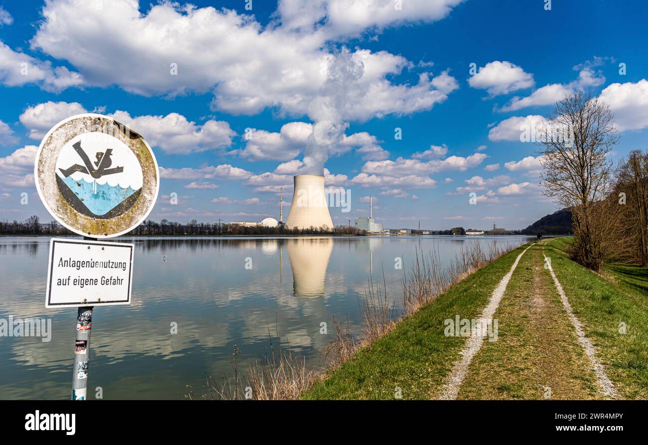 Ein Schild avertit davor um ins Wasser des Stausees zu Fallen. Unten steht, dass die Benutzung der Anlage auf eigenen Gefahr erfolgt. Dahinter das Atomk Banque D'Images