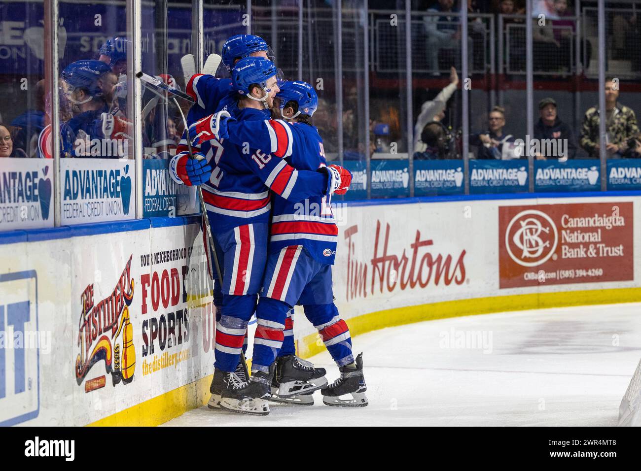 8 mars 2024 : les joueurs américains de Rochester célèbrent un but en deuxième période contre le Crunch de Syracuse. Les Américains de Rochester ont accueilli le Syracuse Crunch dans un match de la Ligue américaine de hockey au Blue Cross Arena de Rochester, New York. (Jonathan Tenca/CSM) Banque D'Images