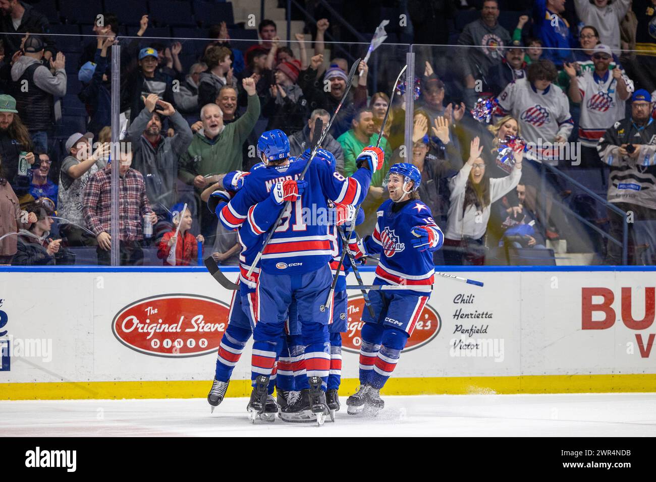 8 mars 2024 : les joueurs américains de Rochester célèbrent un but en prolongation contre le Crunch de Syracuse. Les Américains de Rochester ont accueilli le Syracuse Crunch dans un match de la Ligue américaine de hockey au Blue Cross Arena de Rochester, New York. (Jonathan Tenca/CSM) Banque D'Images