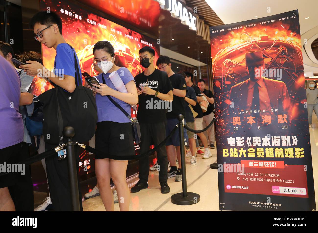 SHANGHAI, CHINE - 25 AOÛT 2023 - (FILE) le public se prépare pour la cérémonie de projection du film « Oppenheimer » au cinéma MAX de Shanghai, en Chine Banque D'Images