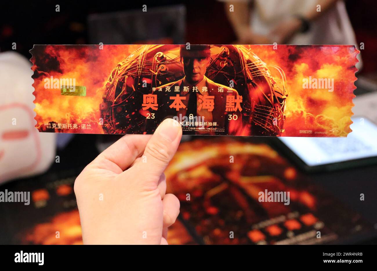 SHANGHAI, CHINE - 25 AOÛT 2023 - (FILE) le public se prépare pour la cérémonie de projection du film « Oppenheimer » au cinéma MAX de Shanghai, en Chine Banque D'Images