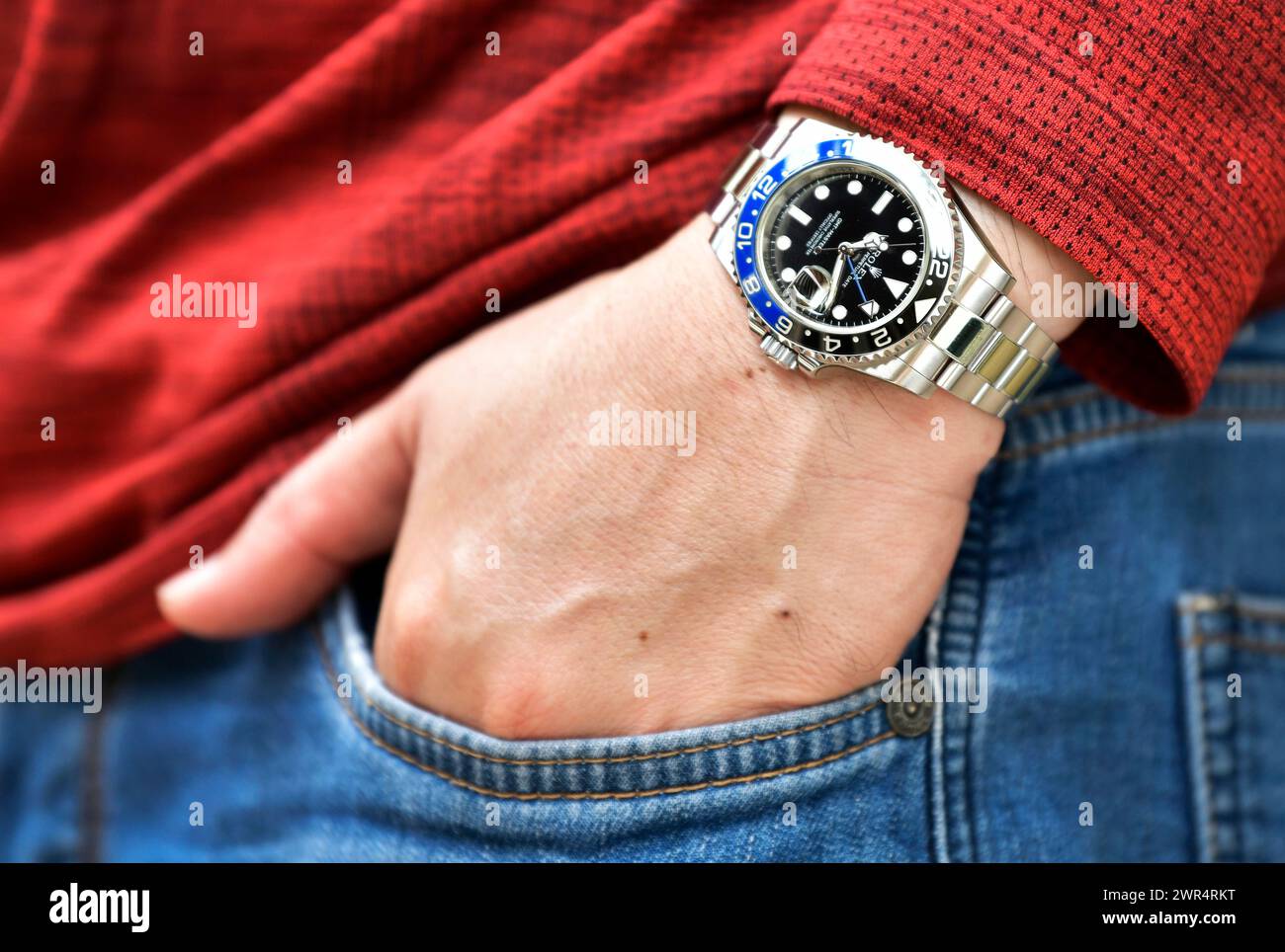 Bangkok Thaïlande, 10 mars 2024 : gros plan du poignet d'un homme avec la Rolex GMT-Master II 'Batman'40 mm avec lunette en céramique acier bleu-noir. Banque D'Images