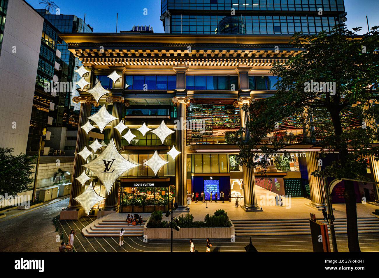 Bangkok Thaïlande , 10 mars-2024 : le nouveau magasin Louis Vuitton abrite une boutique, un café et un restaurant, le premier étage abrite le Café, le son de designer Banque D'Images