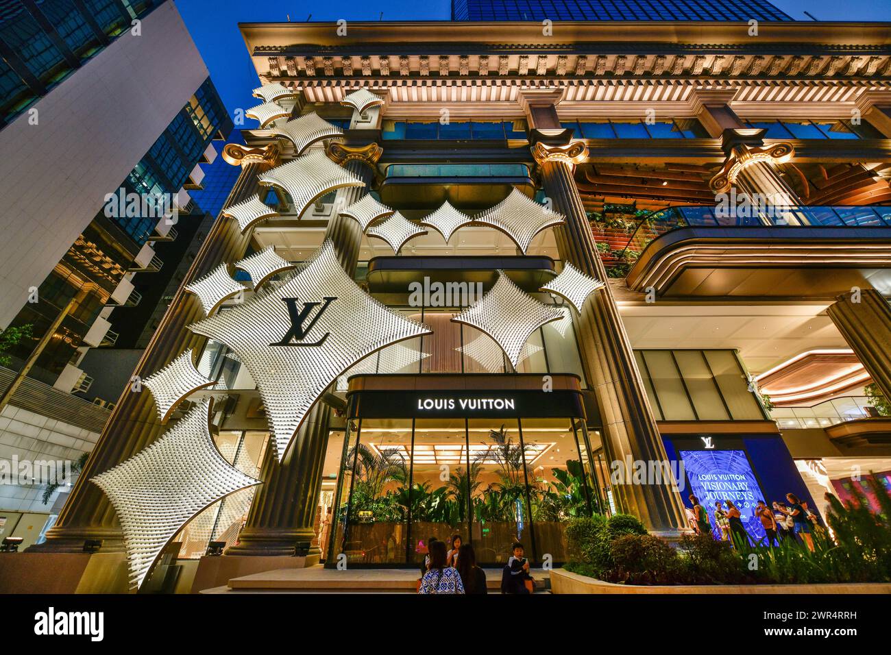 Bangkok Thaïlande , 10 mars-2024 : le nouveau magasin Louis Vuitton abrite une boutique, un café et un restaurant, le premier étage abrite le Café, le son de designer Banque D'Images