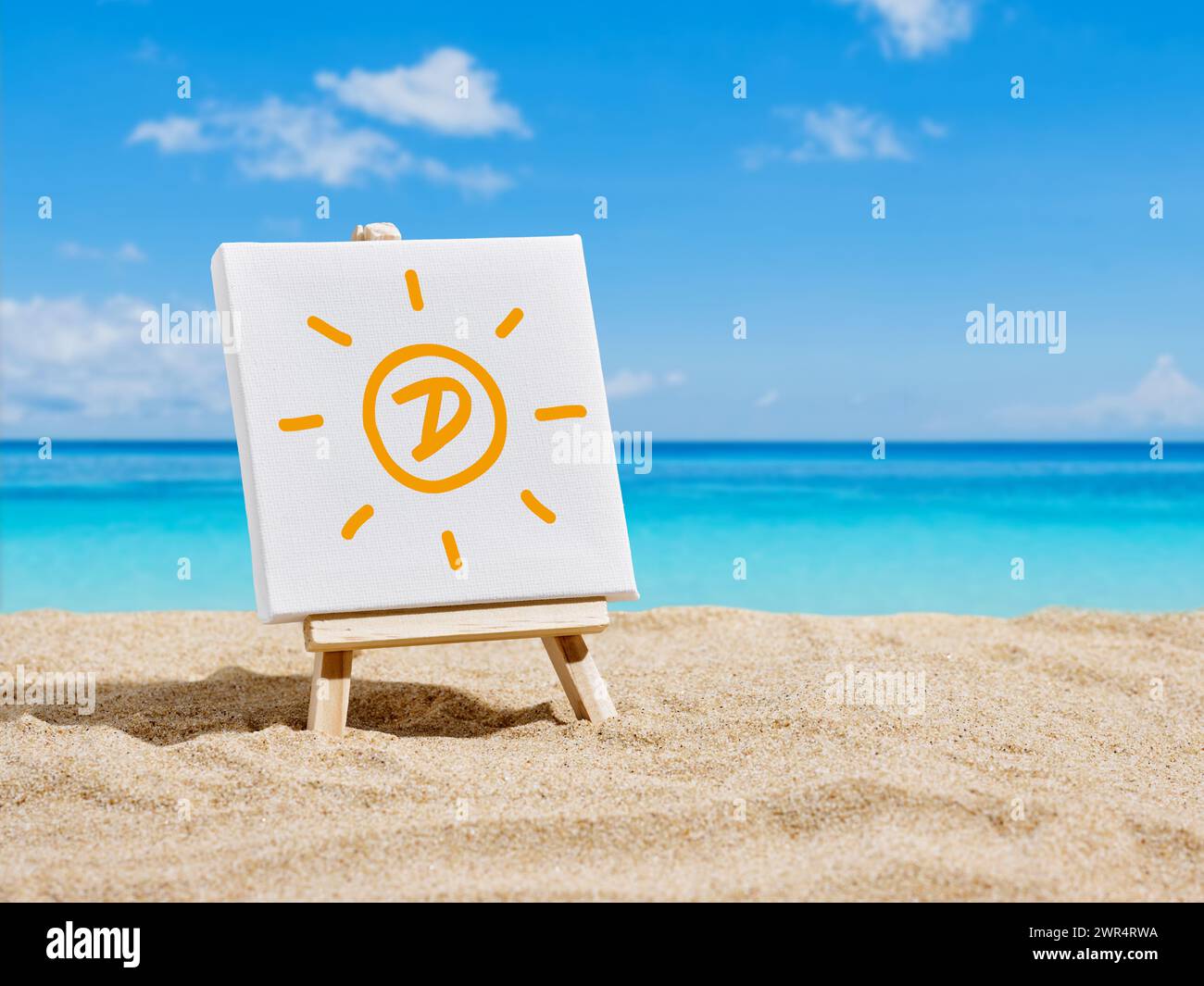 Vacances, vacances, soleil et apport en vitamine D. Concept de soins de santé. Une toile sur un chevalet avec des symboles soleil et lettre d sur les sables d'une plage. Banque D'Images