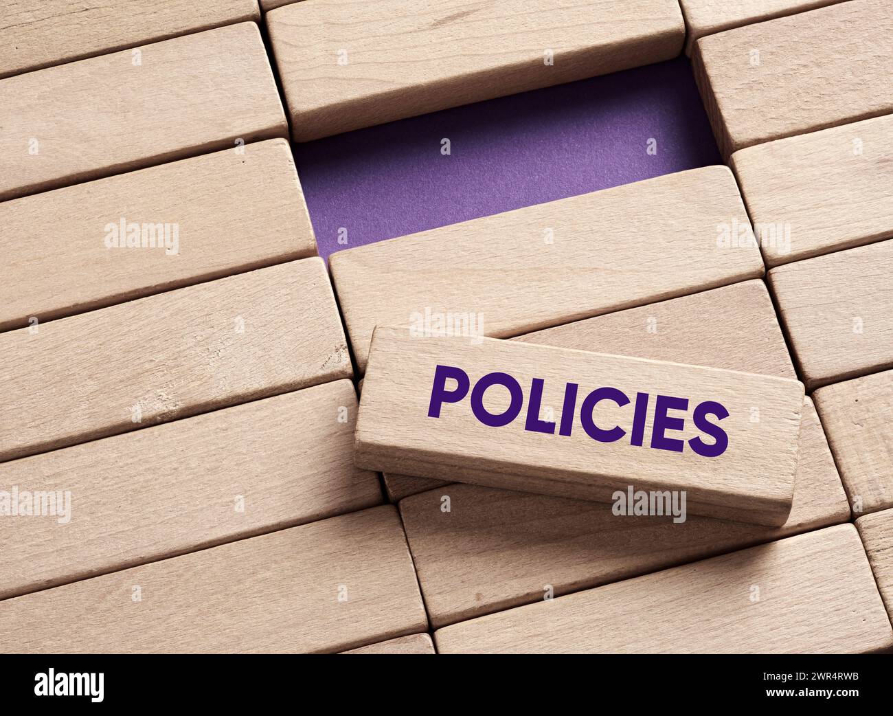 Le mot politiques sur les blocs de bois. Concept des politiques et procédures commerciales. Banque D'Images