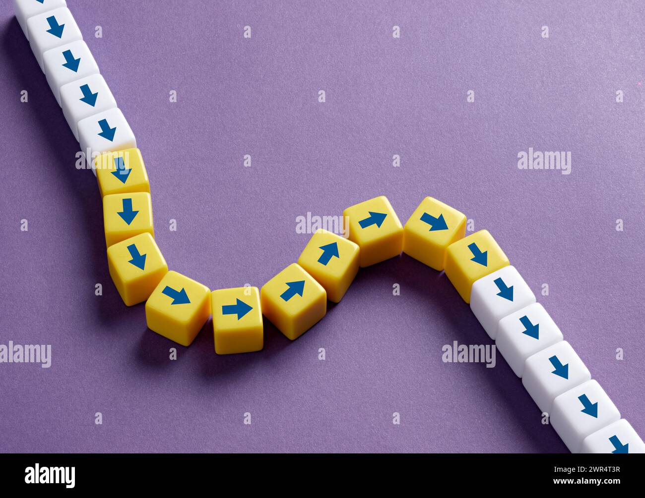 Concept de flexibilité et d'adaptation. Flèches sur les cubes suivant un chemin flexible. Banque D'Images Concept de flexibilité et d'adaptation. Flèches sur les cubes suivant un chemin flexible. Banque D'Images