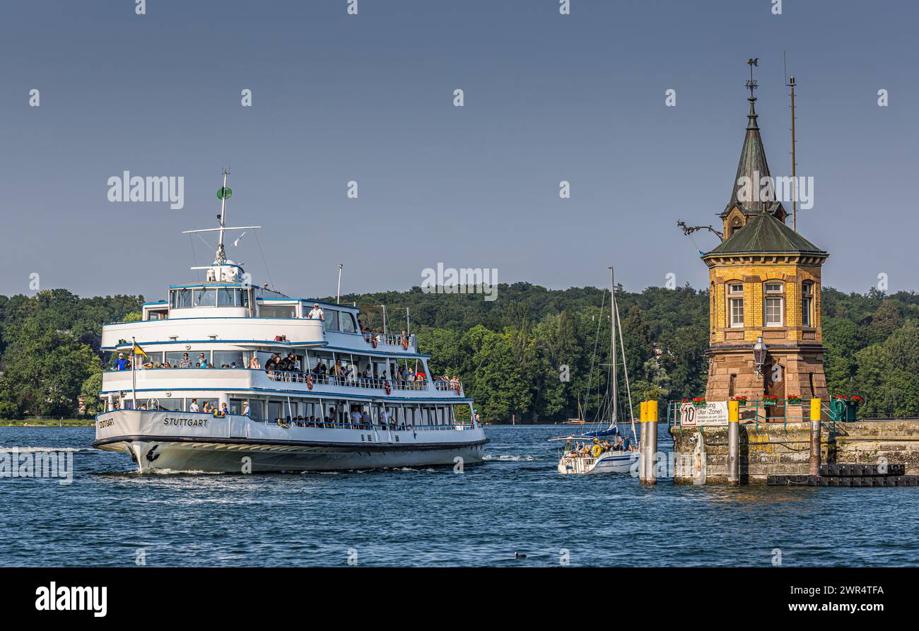 DAS Motorschiff Stuttgart fährt in den Hafen Konstanz ein. Viele Passagiere geniessen dies auf dem Tagesausflugschiff. (Konstanz, Deutschland, 27.05.2 Banque D'Images