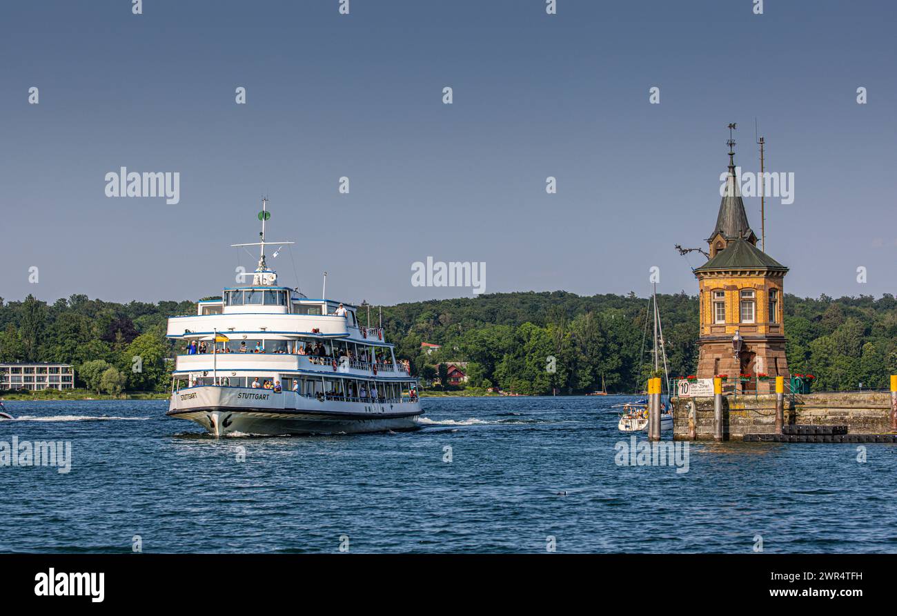 DAS Motorschiff Stuttgart fährt in den Hafen Konstanz ein. Viele Passagiere geniessen dies auf dem Tagesausflugschiff. (Konstanz, Deutschland, 27.05.2 Banque D'Images