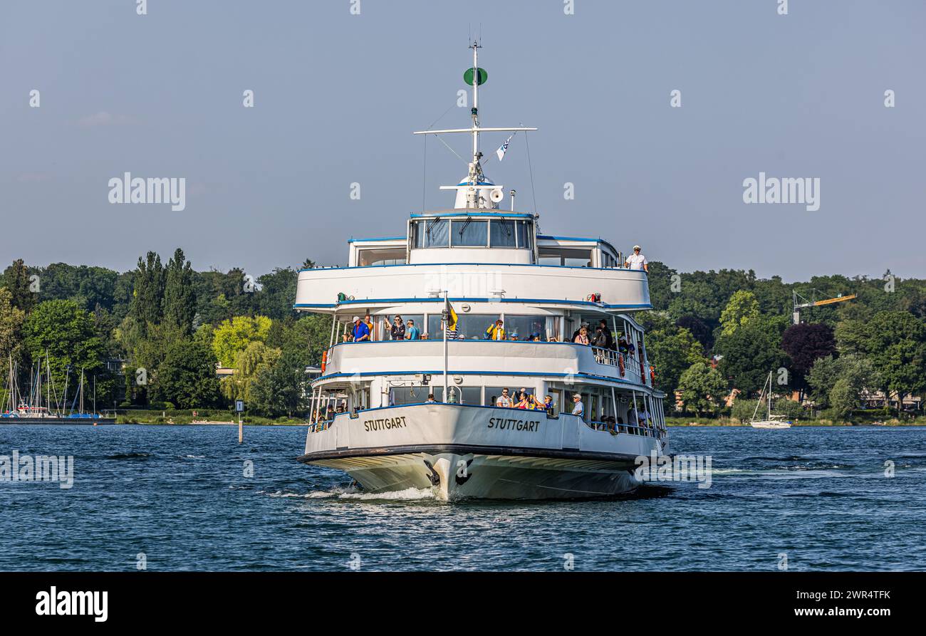 DAS Motorschiff Stuttgart fährt in den Hafen Konstanz ein. Viele Passagiere geniessen dies auf dem Tagesausflugschiff. (Konstanz, Deutschland, 27.05.2 Banque D'Images