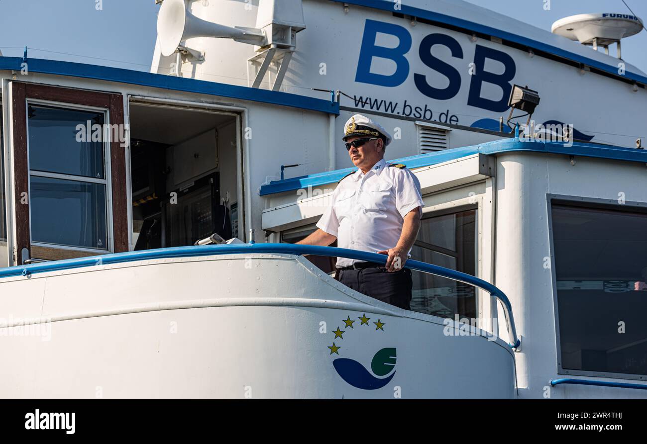 Der Kapitän des Motorschiff Stuttgart ist während der Einfahrt in der Konstanzer Hafen konzentriert und steuert sein Schiff genau an den Schiffsteg. ( Banque D'Images