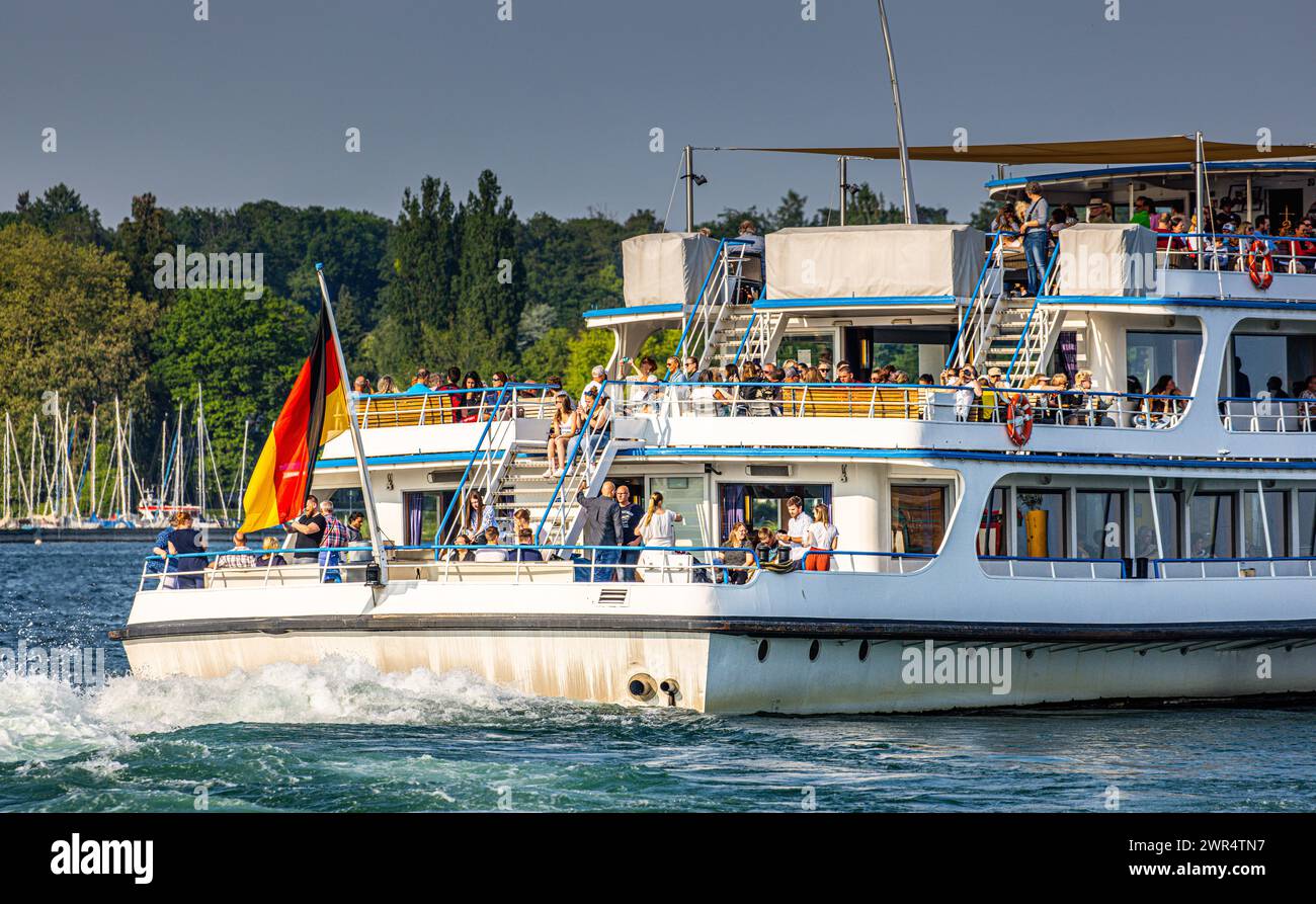 DAS Motorschiff Stuttgart fährt mit Passagieren vom Hafen Konstanz hinaus auf den Bodensee. (Konstanz, Deutschland, 27.05.2023) Banque D'Images