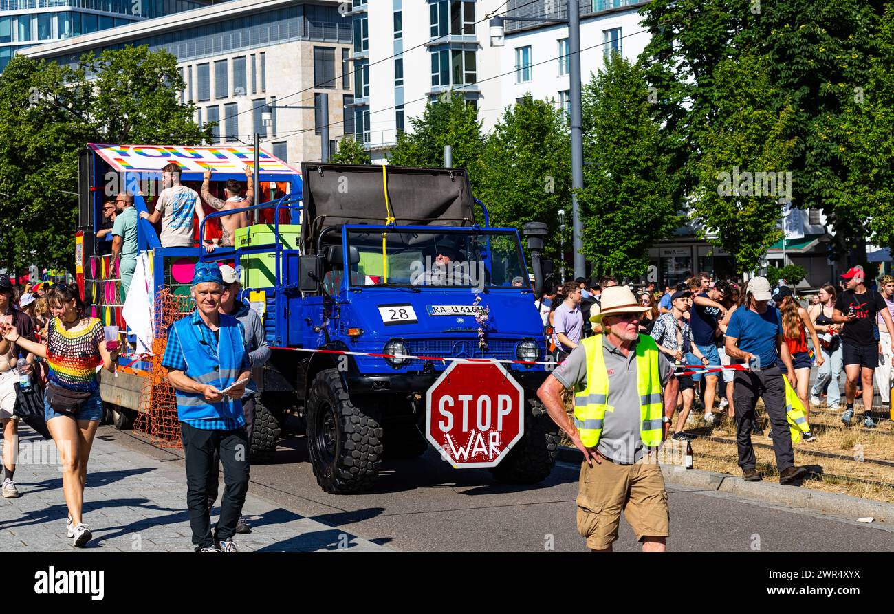 Bunt gekleidet nahmen, BEI heissem Sommerwetter, schätzungsweise 17'000 Personen am CSD Freiburg teil. Nebst dem das Toleranz, Akzeptanz und Solidarit Banque D'Images