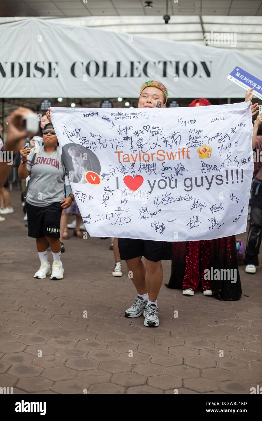 9 mars 2024, un fan touriste chinois présente un grand morceau de tissu de signature pour l'amour et le soutien de Taylor Swift, le Eras Tour à Singapour. Banque D'Images