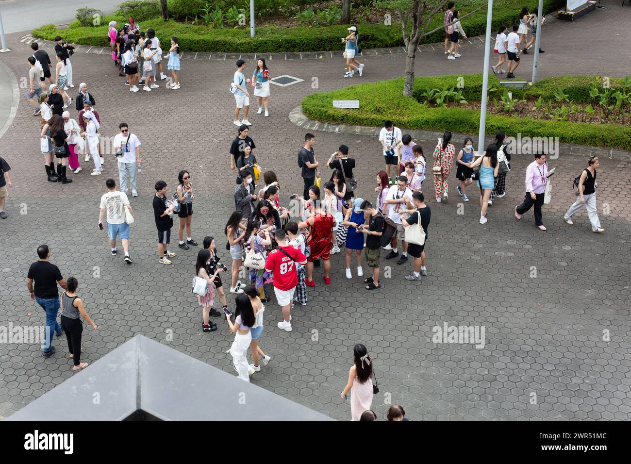 9 mars 2024, vue aérienne de fans de différents pays se réunissent pour échanger des bracelets d'amitié au Taylor Swift The Eras Tour à Singapour. Banque D'Images