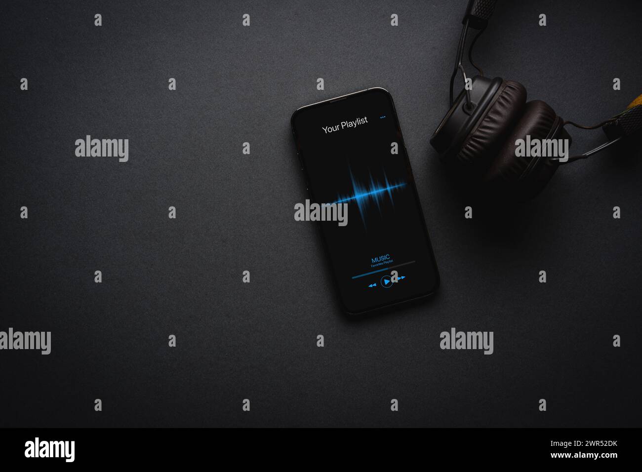 Smartphone avec application de lecteur de musique sur fond gris foncé Banque D'Images