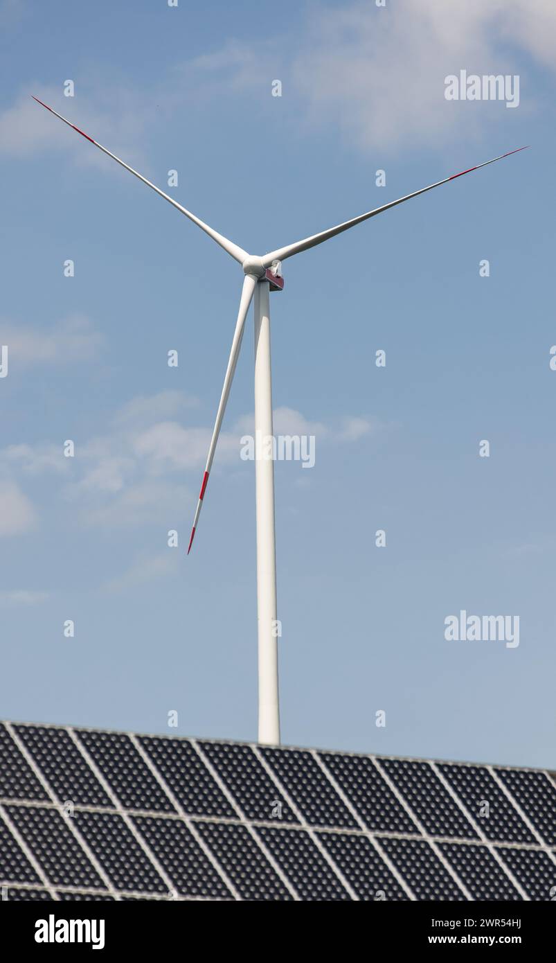 Windturbinen gewinnen Energie aus Wind, Solarzellen auf Hausdächer gewinnen Enerige aus sonne. (Häusern, Deutschland, 16.07.2023) Banque D'Images