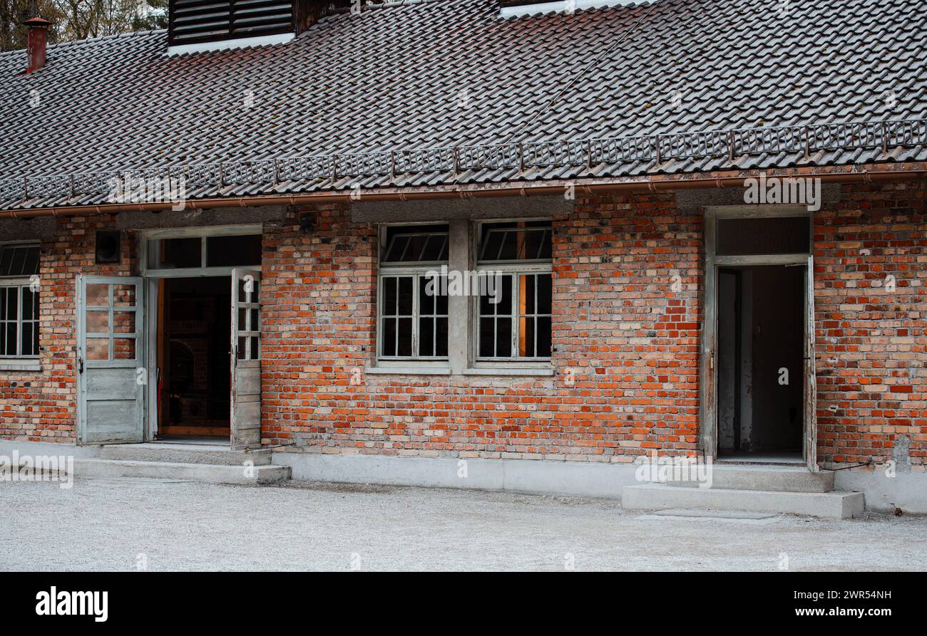 Der Eingangsbereich in das Krematorium BEI der Baracke X im ehemaligen Konzentrationslager Dachau. (Dachau, Allemagne, 08.04.2023) Banque D'Images