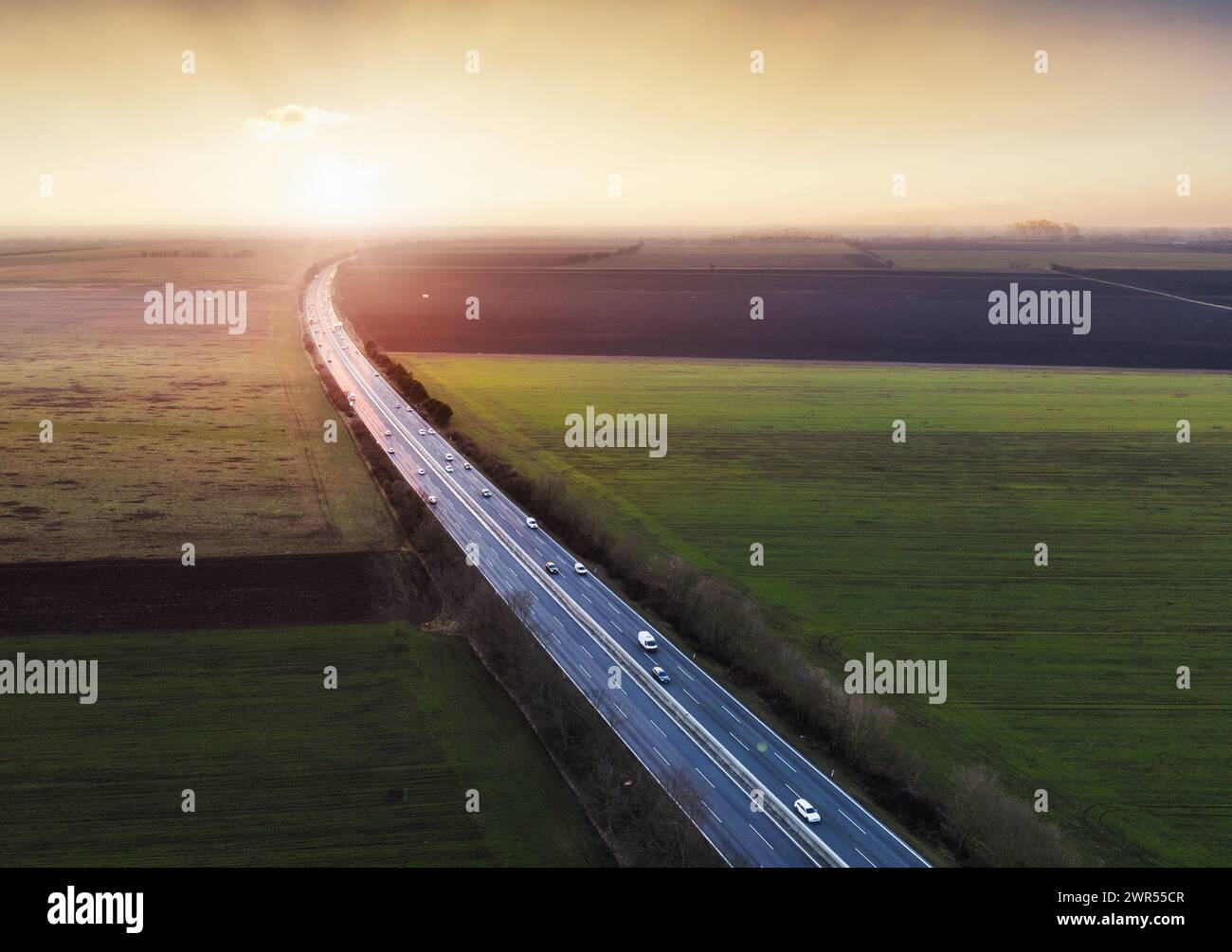 Vue aérienne des camions de transport en conduite à grande vitesse sur une autoroute à travers le paysage rural. Scène de fret sur l'autoroute Banque D'Images