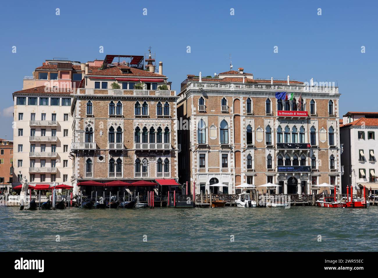 Venise, Italie - 6 septembre 2022 : le Bauer Palazzo est un hôtel cinq étoiles historique et le Ca' Giustinian sur le Grand canal dans le sestiere San Marco de Veni Banque D'Images