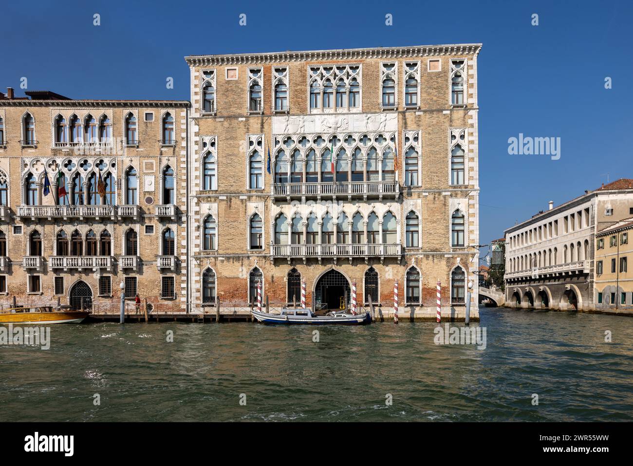 Venise, Italie - 6 septembre 2022 : Palais Ca' Foscari et le palais Giustinien au Grand canal dans le quartier Dorsoduro de Venise, Italie. Banque D'Images