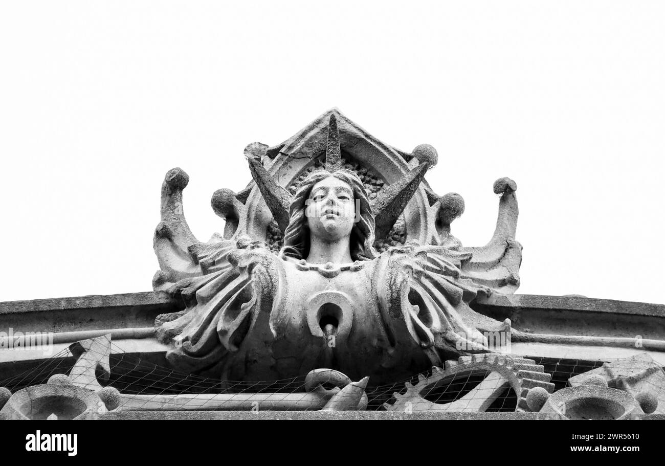 Buste de femme en pierre sculptée sur la façade d'un bâtiment moderniste à Carthagène, Espagne Banque D'Images
