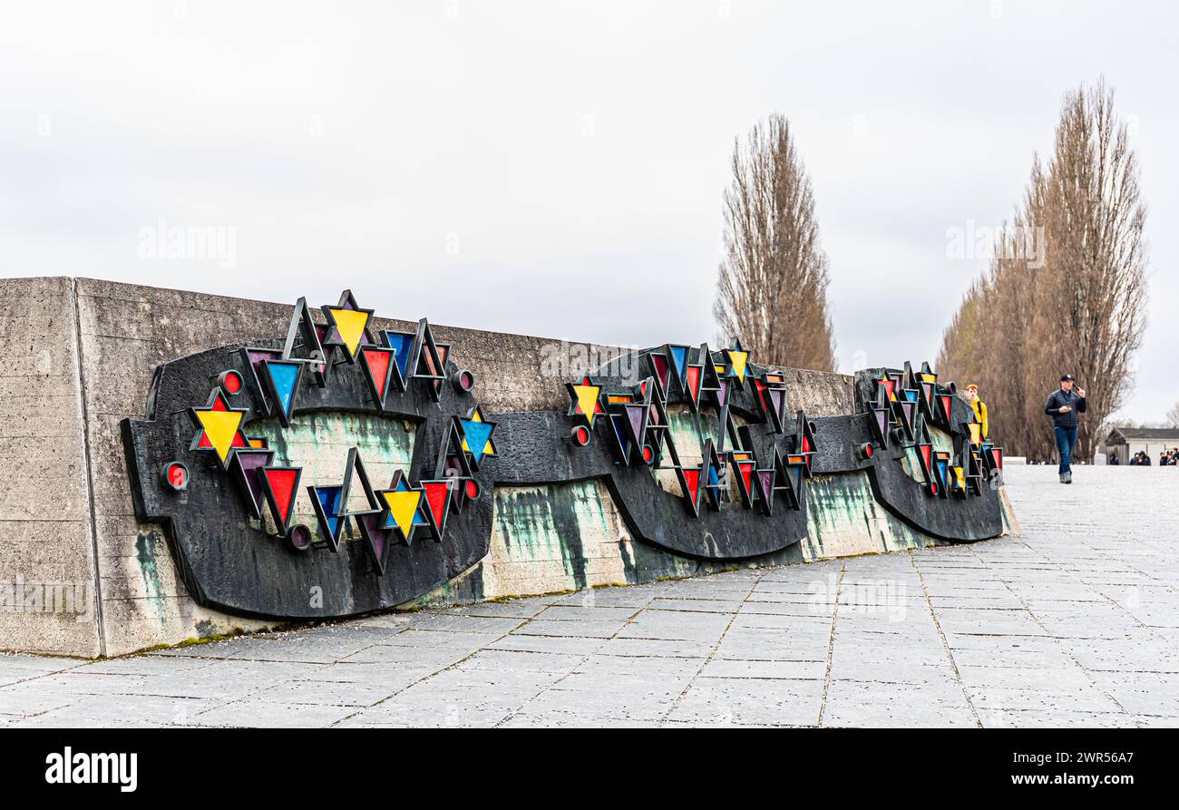 Ein relief in Form einer Kette versinnbildlicht die Solidarität der Häftlinge im Konzentrationslager Dachau. DAS relief beinhaltet Winkel dans verschied Banque D'Images
