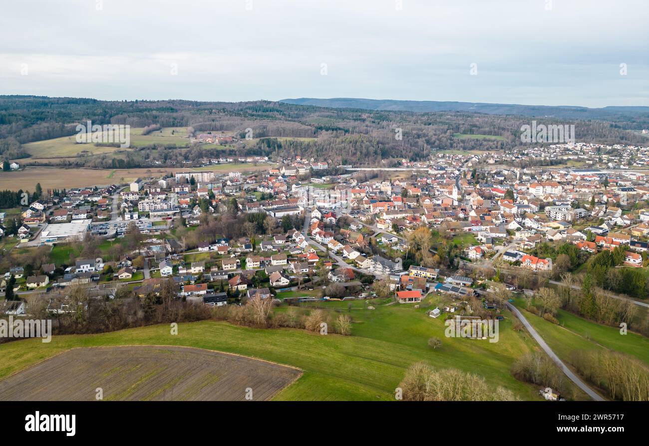 Blick aus der Vogelperspektive auf die Süddeutsche Gemeinde Jestetten in Baden-Württemberg (Jestetten, Allemagne, 27.12.2023) Banque D'Images