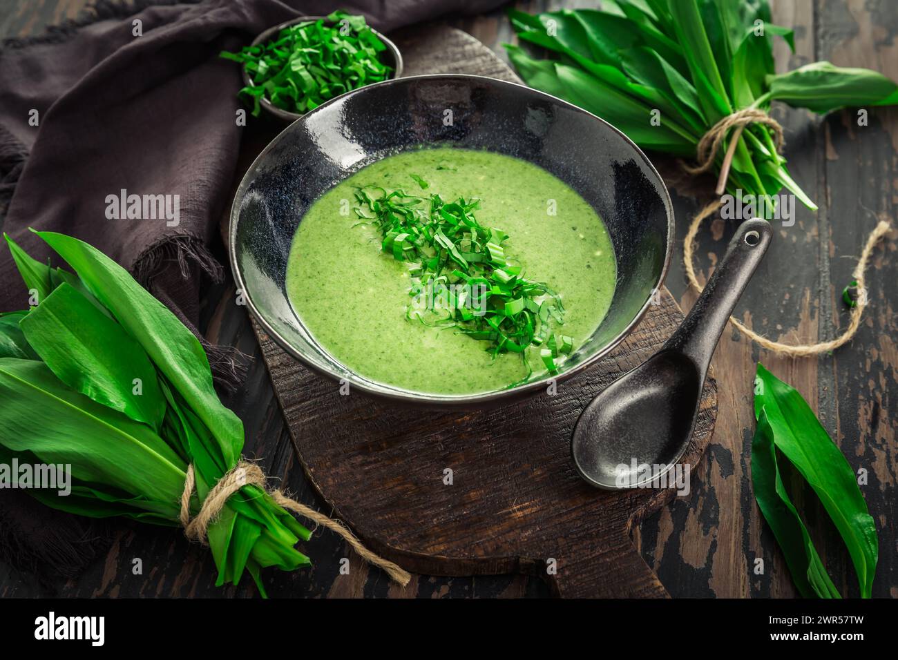 Soupe crémeuse au poireau d'ours maison ou soupe ramson Banque D'Images