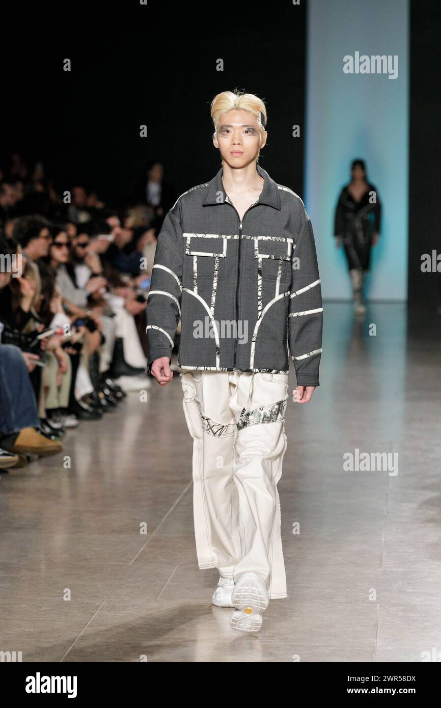 Un mannequin marche sur la piste du spectacle DuarteHajime pendant la semaine de la mode de Lisbonne ModaLisboa, saison FW 24/25. Cette saison, Ana Duarte, fondatrice et créatrice de la marque DuarteHajime, a choisi de réfléchir sur le processus créatif : qu’est-ce que c’est, qu’est-ce que c’est, qu’est-ce qu’il représente, qu’est-ce qui le rend unique, et qu’est-ce qui nous rend humains ? Selon le concepteur, l'acte de créer est beaucoup plus que le produit final ; c'est un voyage de conflit constant et de dépassement. La volonté d'améliorer et de créer quelque chose de nouveau nous motive chaque jour. Banque D'Images