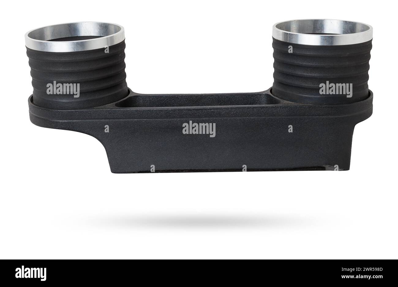 Vue intérieure avec deux porte-gobelets et accoudoir des supports de voiture d'occasion noirs dans la salle d'exposition après lavage à sec avant vente Banque D'Images Vue intérieure avec deux porte-gobelets et accoudoir des supports de voiture d'occasion noirs dans la salle d'exposition après lavage à sec avant vente Banque D'Images