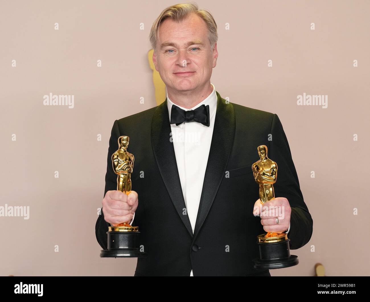 Los Angeles, États-Unis. 10 mars 2024. Christopher Nolan, lauréat du prix de la meilleure mise en scène et du prix du meilleur film pour « Oppenheimer » pose dans la salle de presse lors de la 96e cérémonie des Oscars organisée par l’Academy of Motion Picture Arts and Sciences au Dolby Theatre de Los Angeles, CA, le dimanche 10 mars 2024. (Photo de Sthanlee B. Mirador/Sipa USA) crédit : Sipa USA/Alamy Live News Banque D'Images