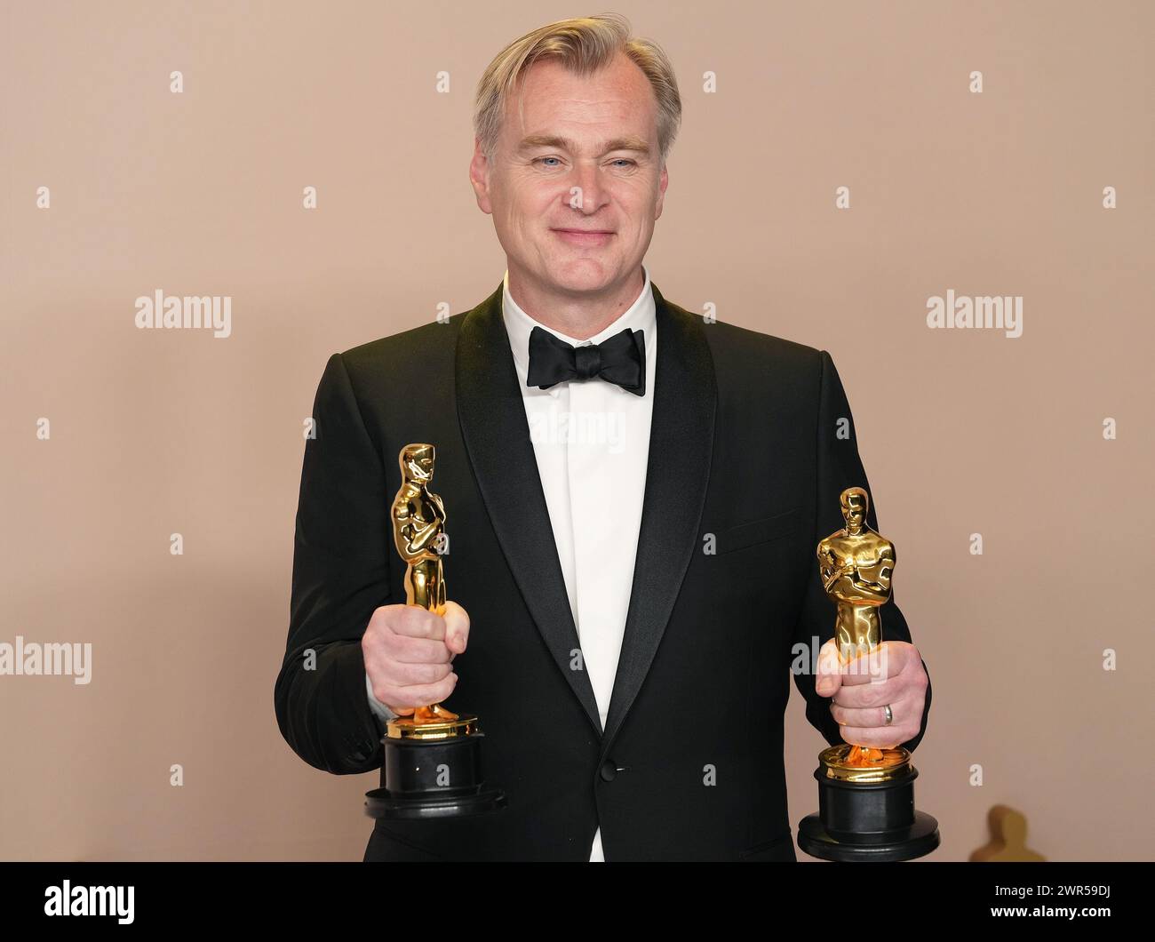 Los Angeles, États-Unis. 10 mars 2024. Christopher Nolan, lauréat du prix de la meilleure mise en scène et du prix du meilleur film pour « Oppenheimer » pose dans la salle de presse lors de la 96e cérémonie des Oscars organisée par l’Academy of Motion Picture Arts and Sciences au Dolby Theatre de Los Angeles, CA, le dimanche 10 mars 2024. (Photo de Sthanlee B. Mirador/Sipa USA) crédit : Sipa USA/Alamy Live News Banque D'Images