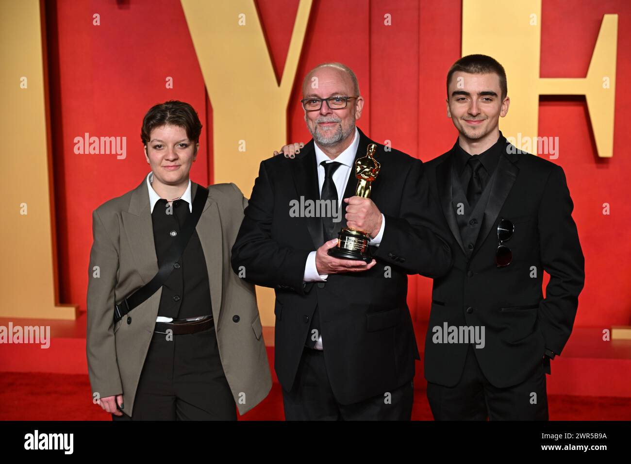 Le maquilleur Mark Coulier (au centre) avec son prix du meilleur maquillage et coiffure pour « Poor Things », qui a assisté à la Vanity Fair Oscar Party tenue au Wallis Annenberg Center for the Performing Arts à Beverly Hills, Los Angeles, Californie, États-Unis. Date de la photo : dimanche 10 mars 2024. Banque D'Images