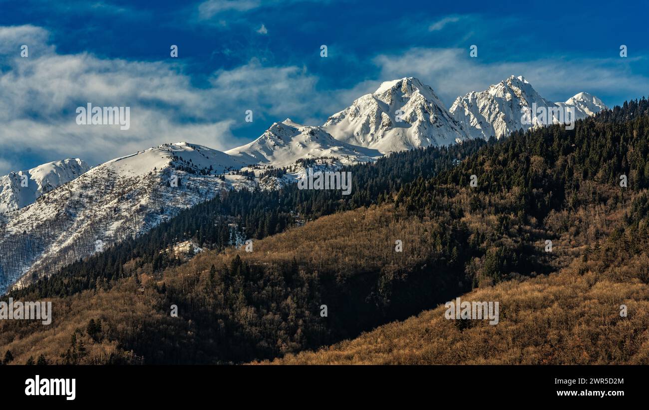 Les sommets enneigés de la chaîne des aiguilles d'Arves-Mas de la grave, également connue sous le nom de massif d'Arvan-Villards. Domaine skiable des Sybelles. France Banque D'Images