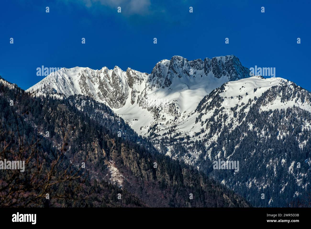 Les sommets enneigés de la chaîne de Belledonne du Dauphiné français en Savoie. Les grands Moulins, le trois Dames, le Fort. Savoie, France Banque D'Images