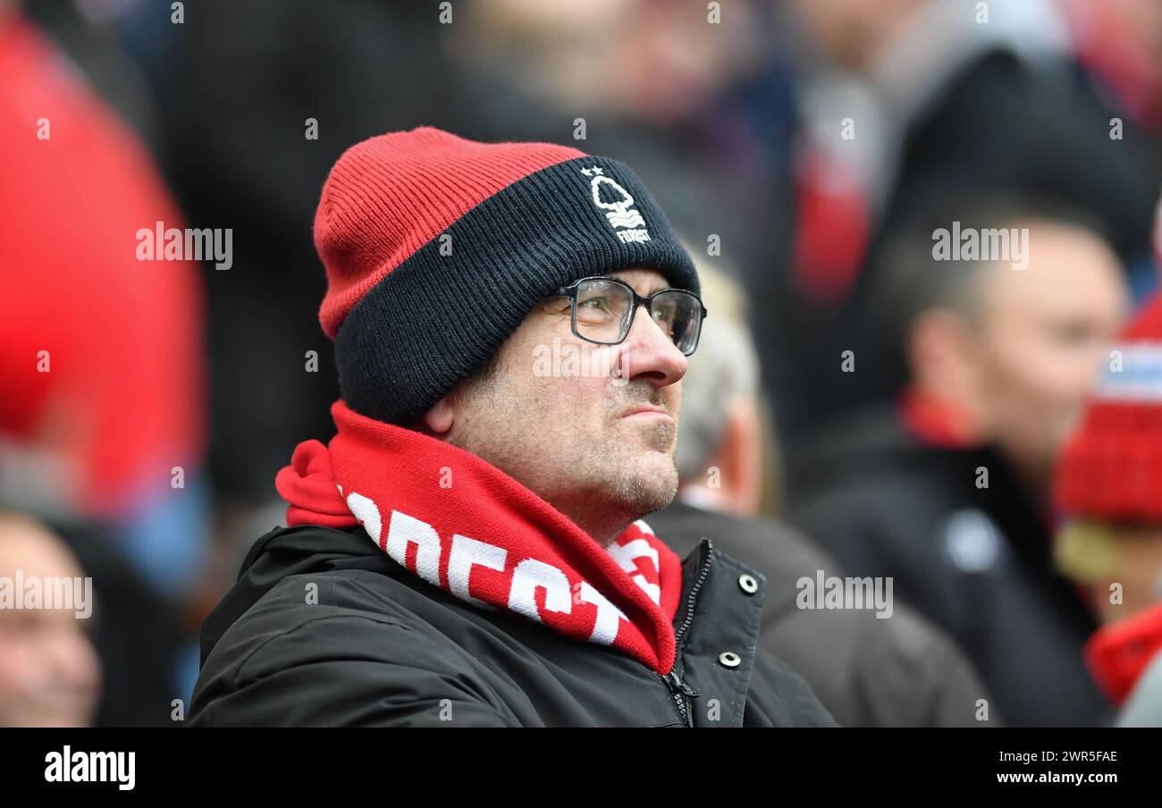 Fans de Nottingham Forest lors du match de premier League entre Brighton et Hove Albion et Nottingham Forest au stade American Express , Brighton , Royaume-Uni - 10 mars 2024. Photo Simon Dack / téléobjectif images à usage éditorial exclusif. Pas de merchandising. Pour Football images, les restrictions FA et premier League s'appliquent inc. aucune utilisation d'Internet/mobile sans licence FAPL - pour plus de détails, contactez Football Dataco Banque D'Images