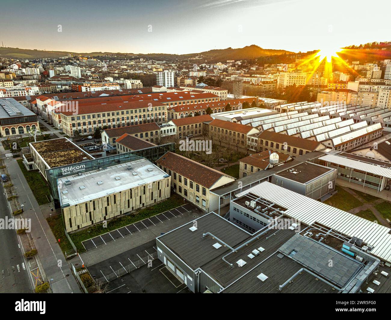 Vue aérienne d'ESADSE, lycée d'art et de design, à la Cité du Design et à la tour panoramique. Saint-Étienne, France Banque D'Images