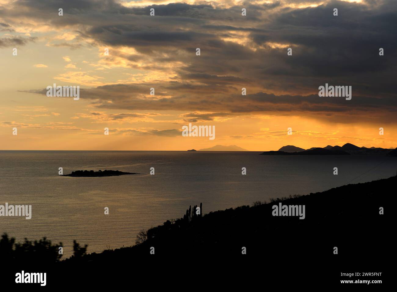 Paysage de coucher de soleil sur la côte de Dalmatie Croatie mer Adriatique Méditerranée Banque D'Images
