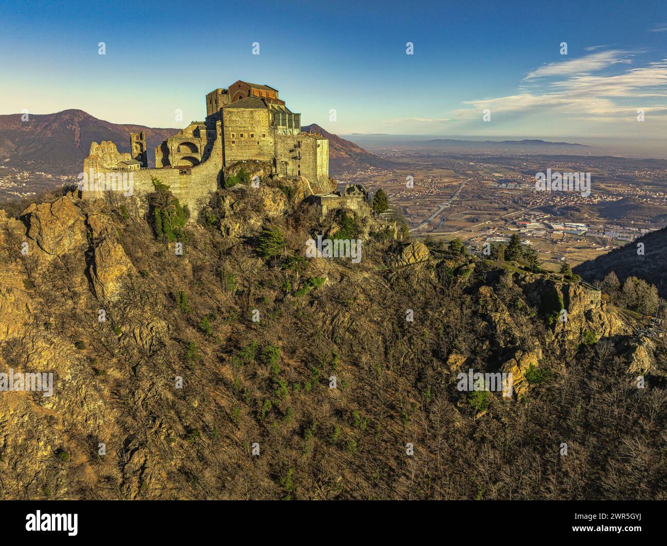 Vue aérienne de la Sacra di San Michele, une imposante abbaye qui domine l'entrée de la vallée de Susa depuis le sommet du mont Pirchiriano. Italie Banque D'Images