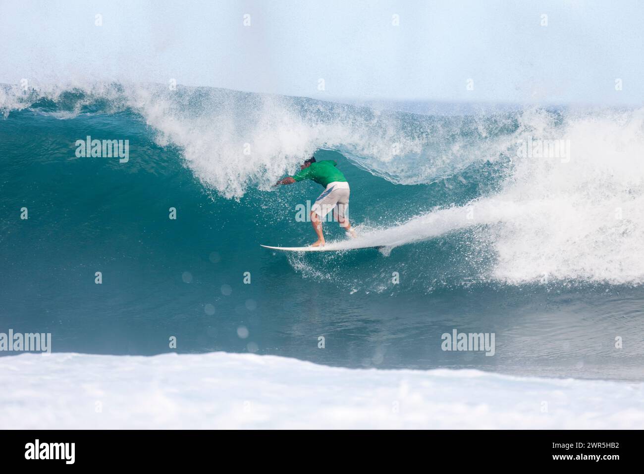 Musicien célèbre ; Jack Johnson surfant à Rocky point. Banque D'Images