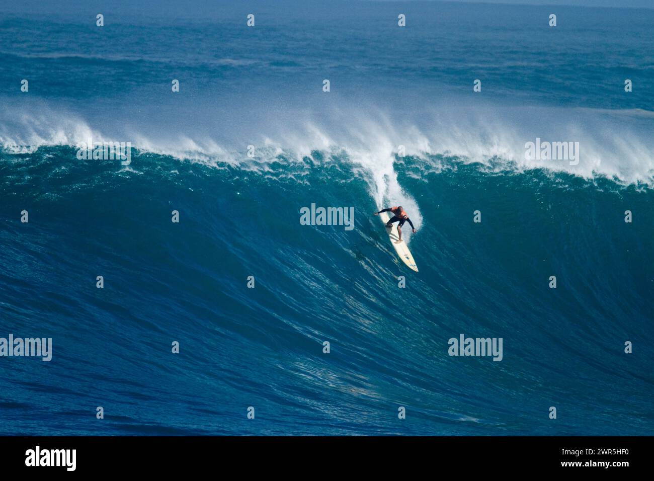 Surf au concours Eddie Aikau Big wave Surf, à Waimea Bay, sur la rive nord d'Oahu, Hawaii, 12-08 Banque D'Images