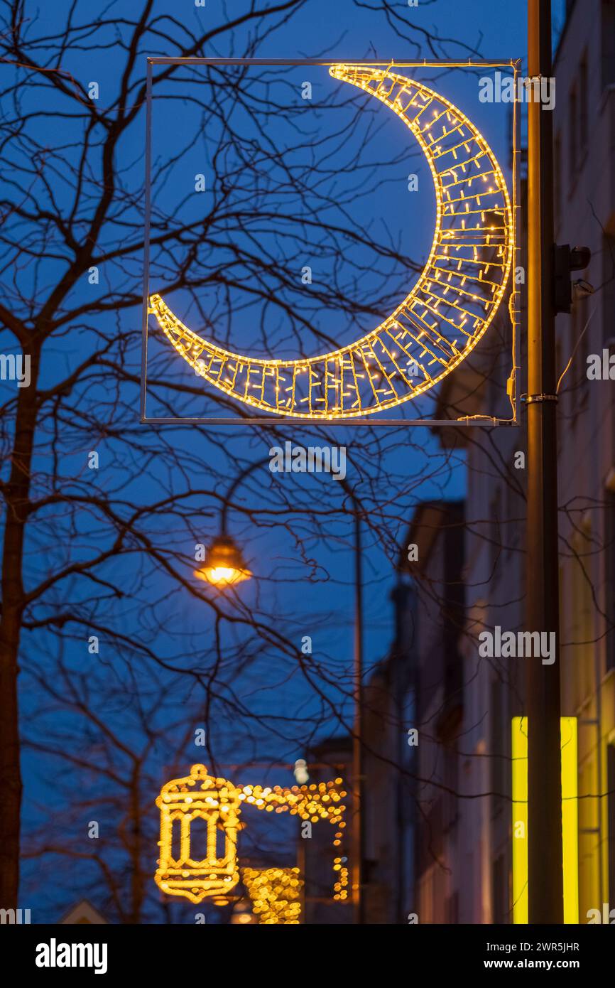 Cette année, pour la première fois à Cologne, il y aura un éclairage spécial pour le Ramadan. Banque D'Images