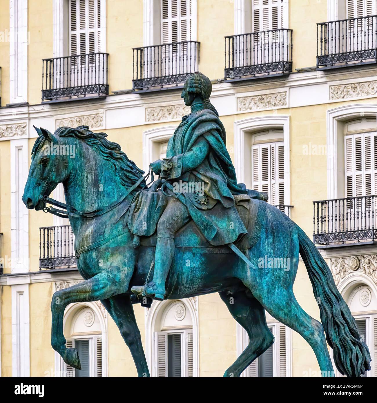 Statue équestre sculpture de Carlos III. Architecture et caractéristiques architecturales à Madrid, Espagne Banque D'Images