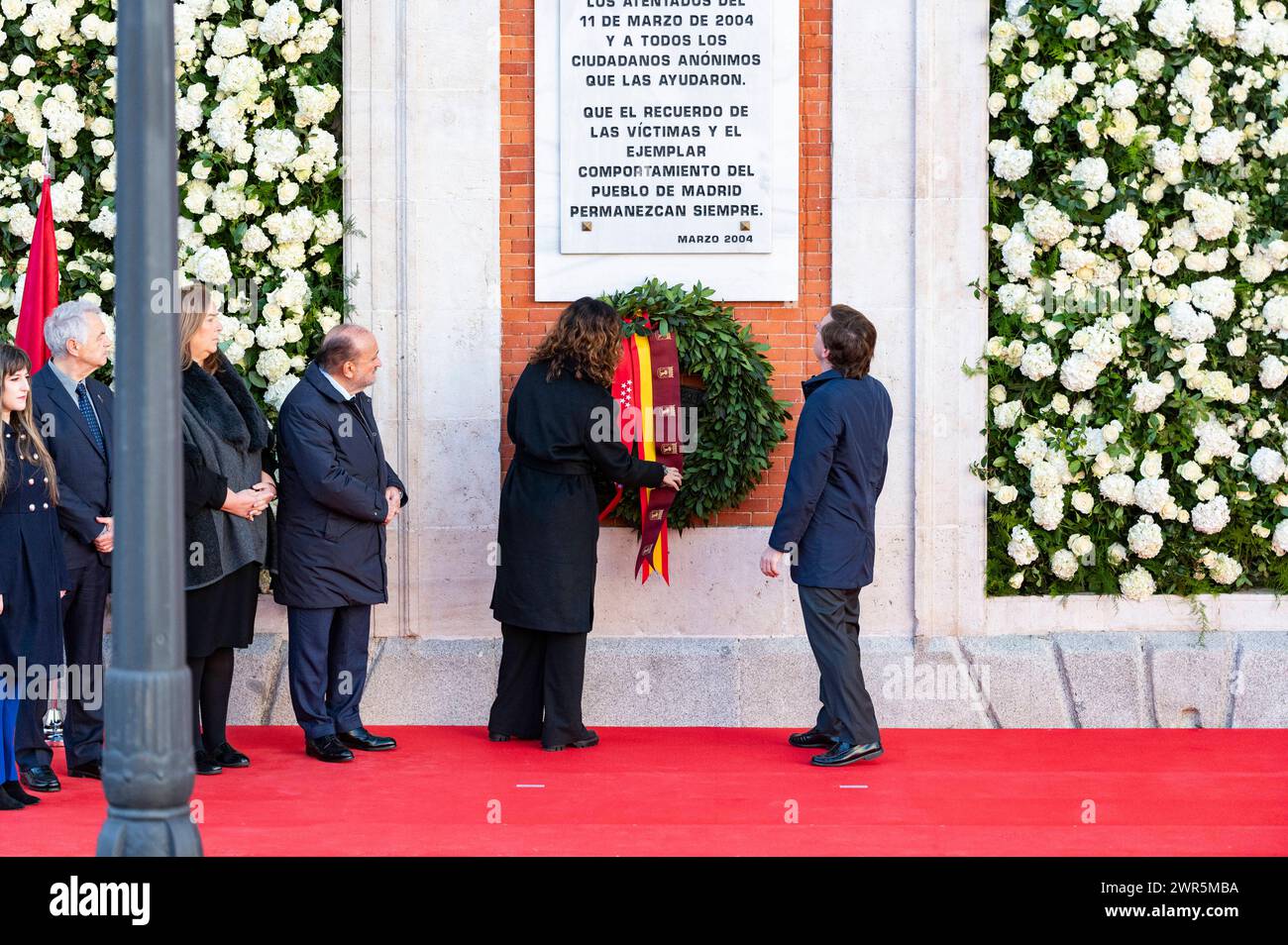 Madrid 2024 : acte de célébration du vingtième anniversaire des 11M attentats terroristes à Madrid, Espagne Isabel Diaz Ayuso l, présidente de la Communauté de Madrid et figure de proue du PP, et Jose Luis Martinez Almeida R, maire de Madrid, vu plaçant une couronne funéraire lors de l'acte de célébration du vingtième anniversaire des attentats terroristes de 11M le matin du 11 mars 2004 également connu en Espagne sous le nom de 11M il y a eu une série d'attentats simultanés contre le système de train de banlieue Cercanas de Madrid des explosions ont tué 193 personnes et blessé aron Banque D'Images