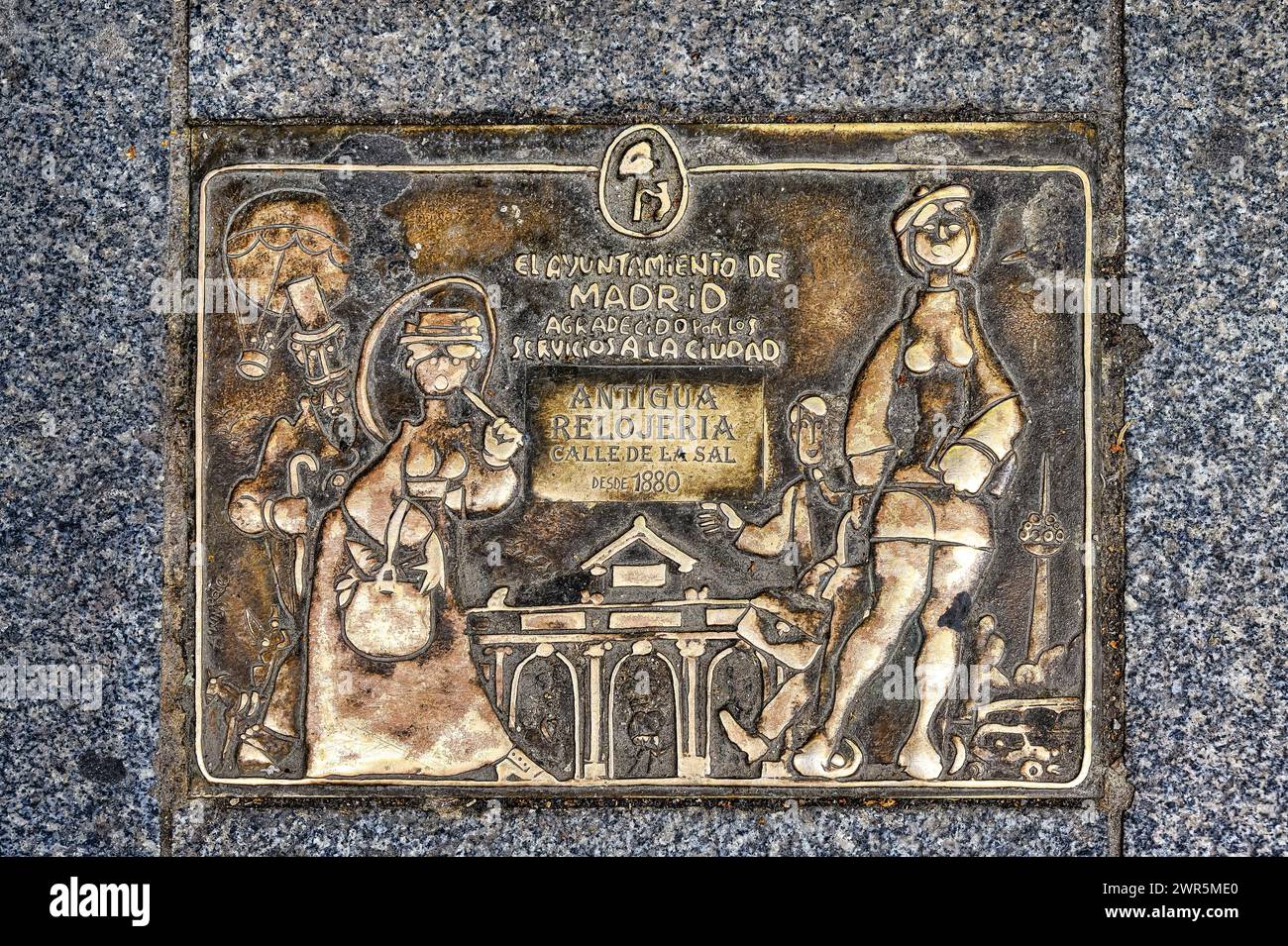 Plaque d'honneur pour carreaux métalliques. Antigua Relojeria une entreprise avec plus de cent ans de service. Architecture et caractéristiques architecturales à Madrid, Espagne Banque D'Images